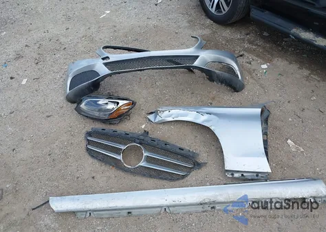 2017 Mercedes-Benz C 300 z USA, uszkodzony, nr VIN 55SWF4JB2HU221241